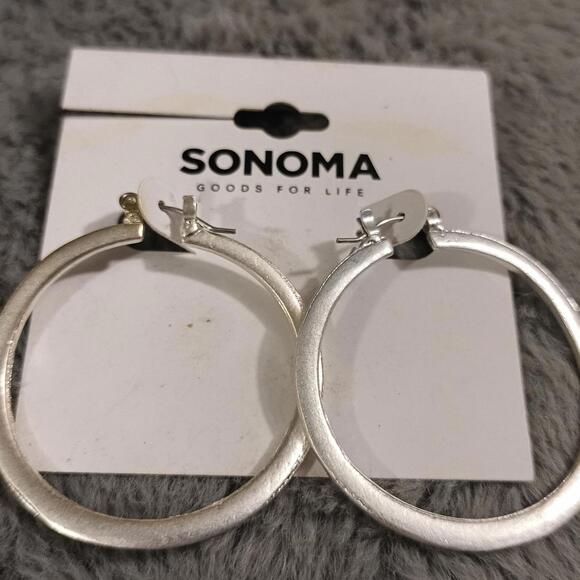 SONOMA Silver Tone Sideways Hoop Earrings Matte New Card Kohls 1.75" - Picture 1 of 2